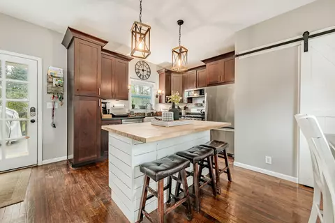 21785 Mary Lynn, Brookfield, WI 53045