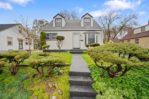 5008 W Fairmount, Milwaukee, WI 53218
