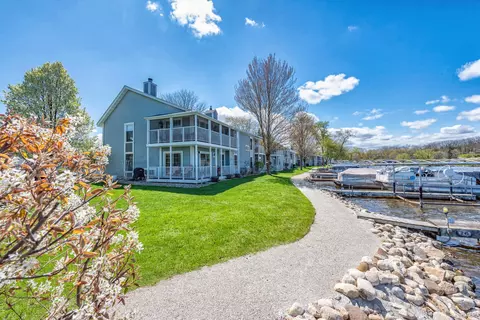 300 Foxwood #113, Waterford, WI 53185