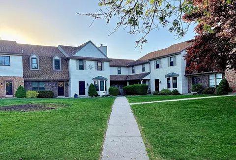330 Willow Grv #E, Pewaukee, WI 53072