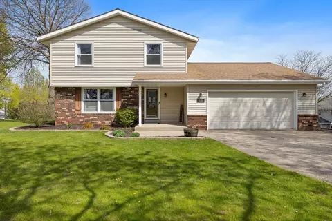 498 Park Hl, Pewaukee, WI 53072