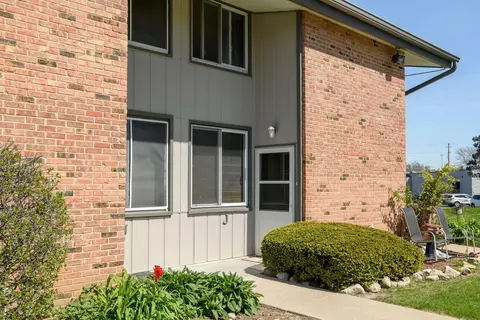 1432 Big Bnd #J, Waukesha, WI 53189
