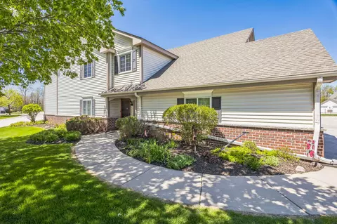 678 Pewaukee #E, Pewaukee, WI 53072
