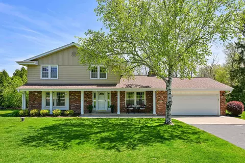 3040 S Rolling, New Berlin, WI 53146
