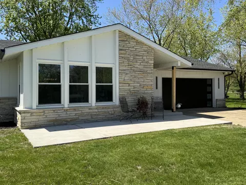 1421 N Golden Lk, Summit, WI 53066