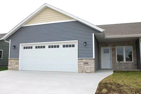 1795 Edgewood #13, Kewaskum, WI 53040