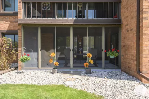 6100 W Stonehedge #166, Greenfield, WI 53220