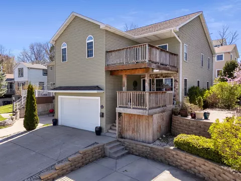 122 Maple, Pewaukee, WI 53072