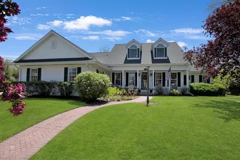 647 Lake Blf, Oconomowoc, WI 53066