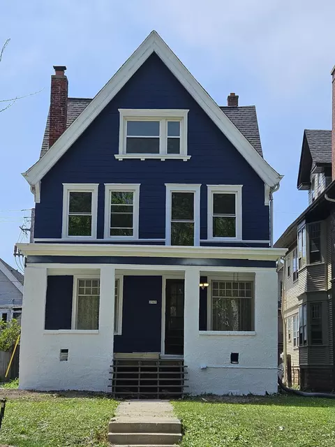2909 N Farwell, Milwaukee, WI 53211