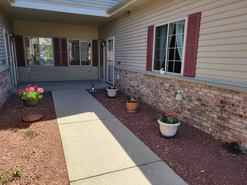 2111 Pine Rdg #F, Grafton, WI 53024