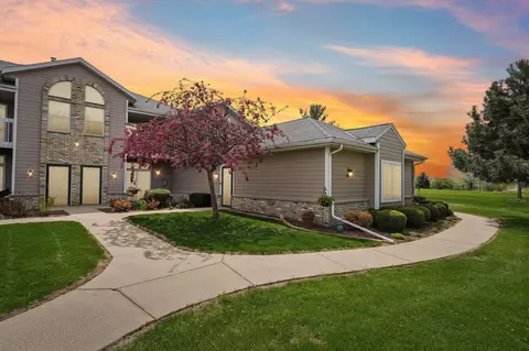1046 River Pl #8, Waukesha, WI 53189