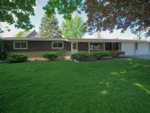 138 W Leonard, Watertown, WI 53098