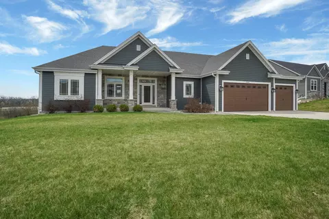 3649 Howell Oaks, Waukesha, WI 53188