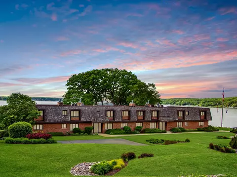1070 S Lake Shr #1-C2, Lake Geneva, WI 53147