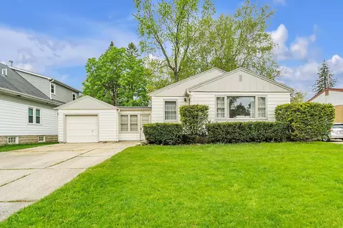 6219 N Willow Gln, Glendale, WI 53209