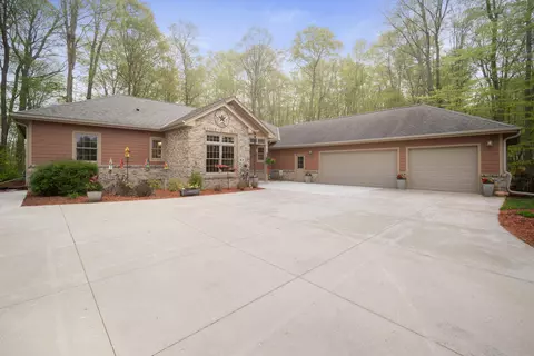 84 King Oak, Random Lake, WI 53075