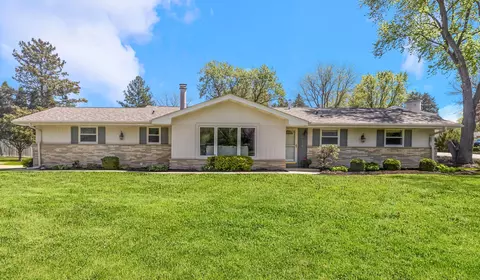 3440 Sleepy Holw, Brookfield, WI 53005