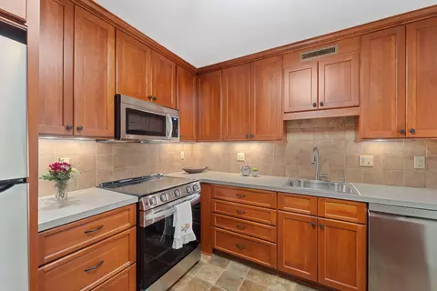 3942 N Oakland #143, Shorewood, WI 53211
