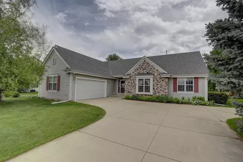 1361 Mockingbird, Oconomowoc, WI 53066