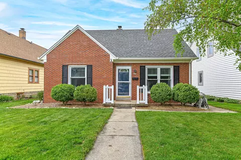 134 W Roberta, Waukesha, WI 53186