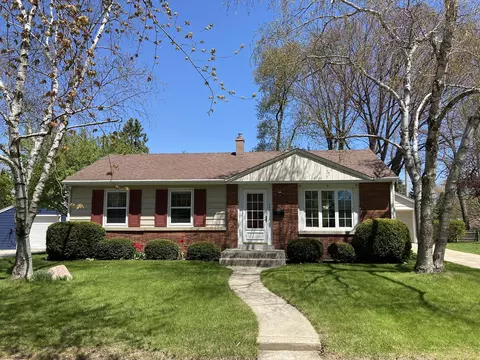 2430 E Bottsford, Saint Francis, WI 53235