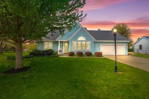 1293 Chesterwood, Pewaukee, WI 53072