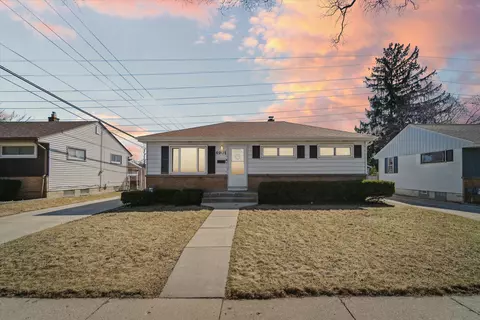 4901 W Tesch, Milwaukee, WI 53220