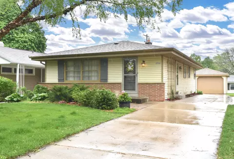 2506 N 116th, Wauwatosa, WI 53226