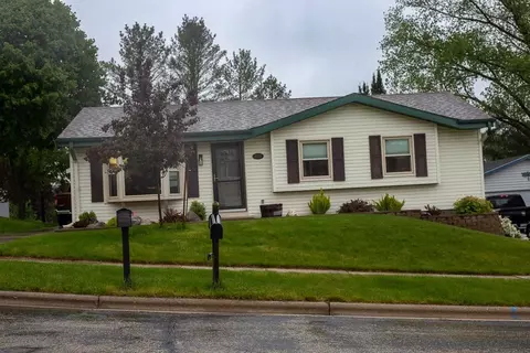829 Kings Rdg, West Bend, WI 53090