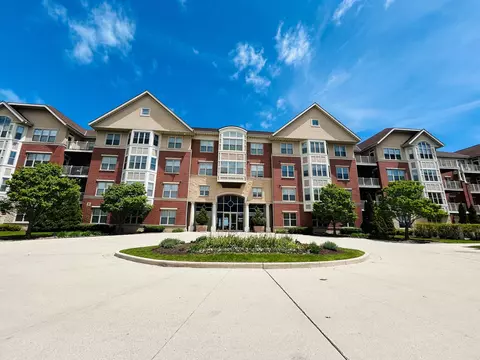 4130 S S Lk #D180, Saint Francis, WI 53235