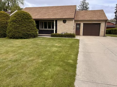 2109 Salisbury, West Bend, WI 53090