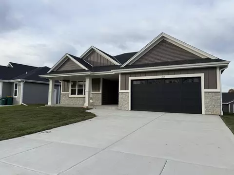 1023 Waterstone, Pewaukee, WI 53072