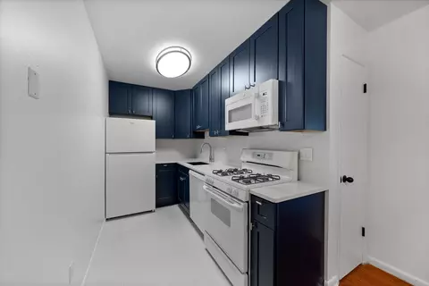 2025 E Greenwich #122, Milwaukee, WI 53211