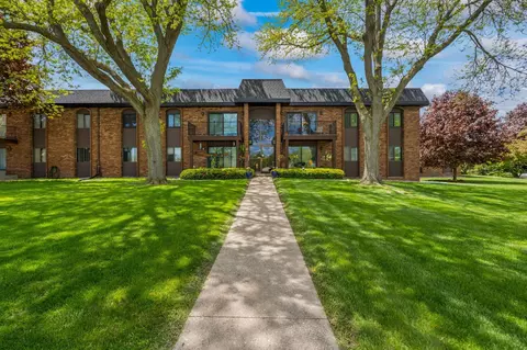 5165 S Root Riv, Greenfield, WI 53228
