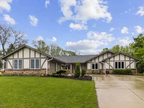 1125 Kinross, West Bend, WI 53095