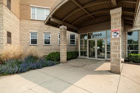 10900 W Bluemound #309, Wauwatosa, WI 53226