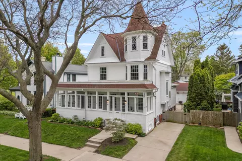 2789 S S Shr, Milwaukee, WI 53207