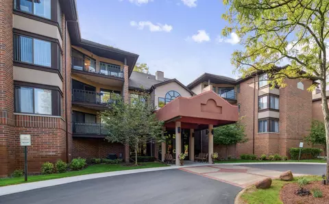 1600 W Green Tree #135, Glendale, WI 53209