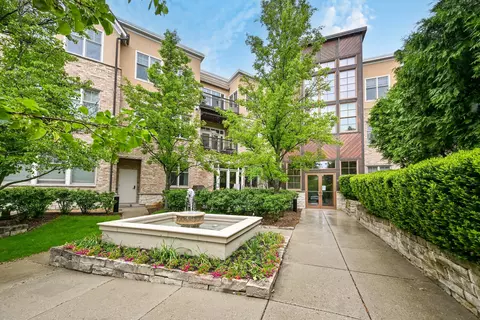 13130 Watertown Plank #302, Elm Grove, WI 53122