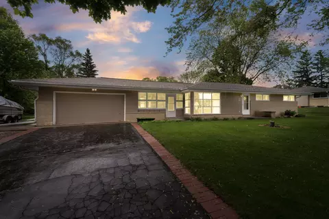 w215n5580 Kenmore, Menomonee Falls, WI 53051