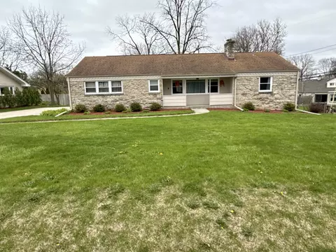 219 W Daphne, Glendale, WI 53217