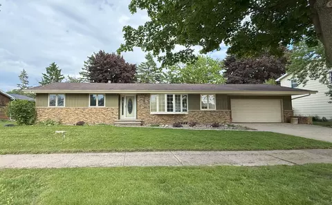 1124 Tullar, Neenah, WI 54956