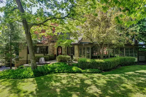 933 Juneau, Fontana, WI 53125