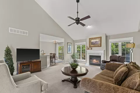 w233n3028 Oakmont #B, Pewaukee, WI 53072
