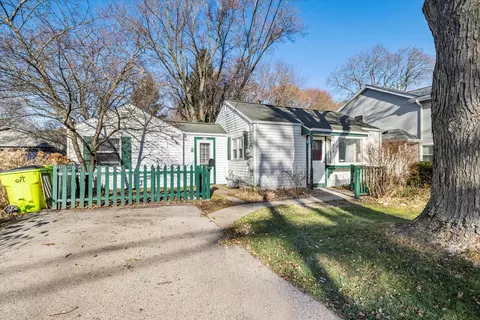 918 Lisbon, Hartland, WI 53029