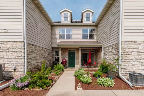 n17w26535 Meadowgrass #G, Pewaukee, WI 53072