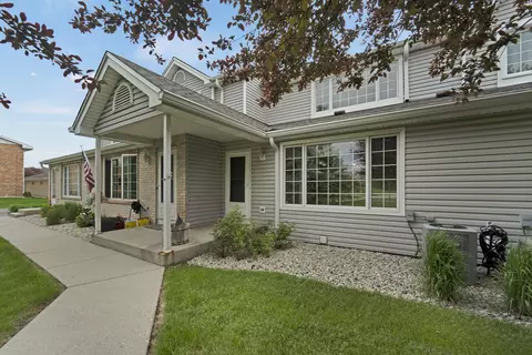10380 W Whitnall Edge #F, Franklin, WI 53132