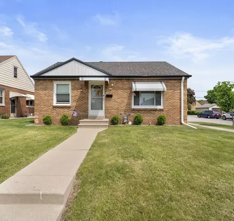 944 W Eden, Milwaukee, WI 53221