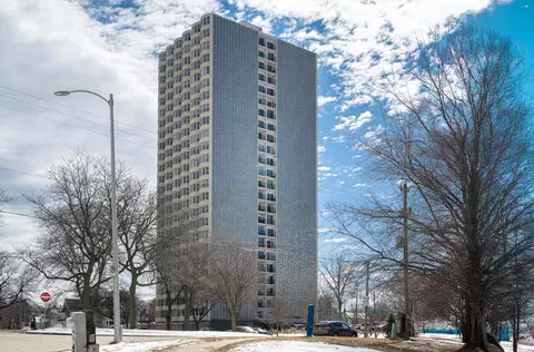 2525 S S Shr #25C, Milwaukee, WI 53207